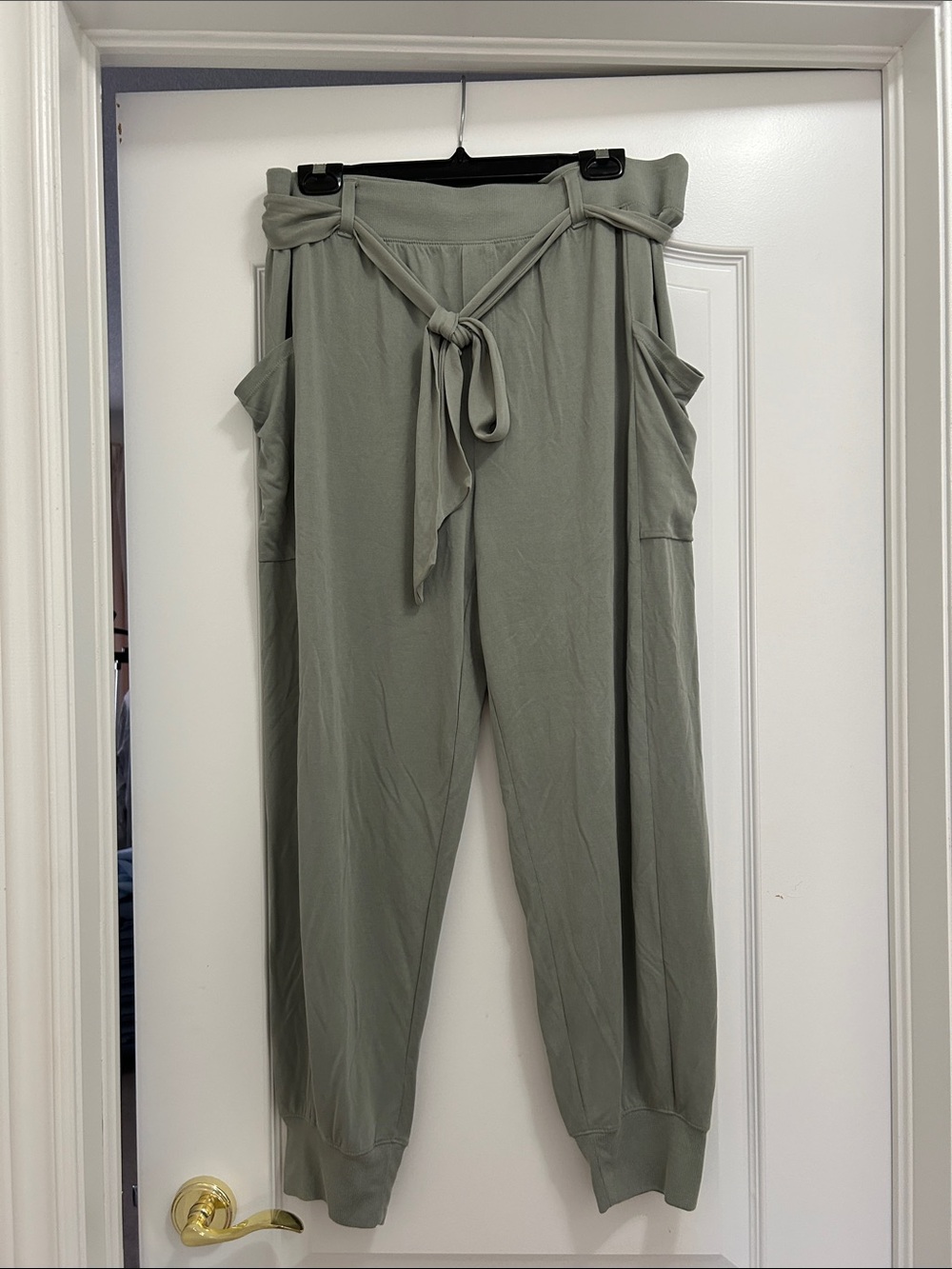 Aerie Women's Olive Green Tie-Waist Harem style pant.